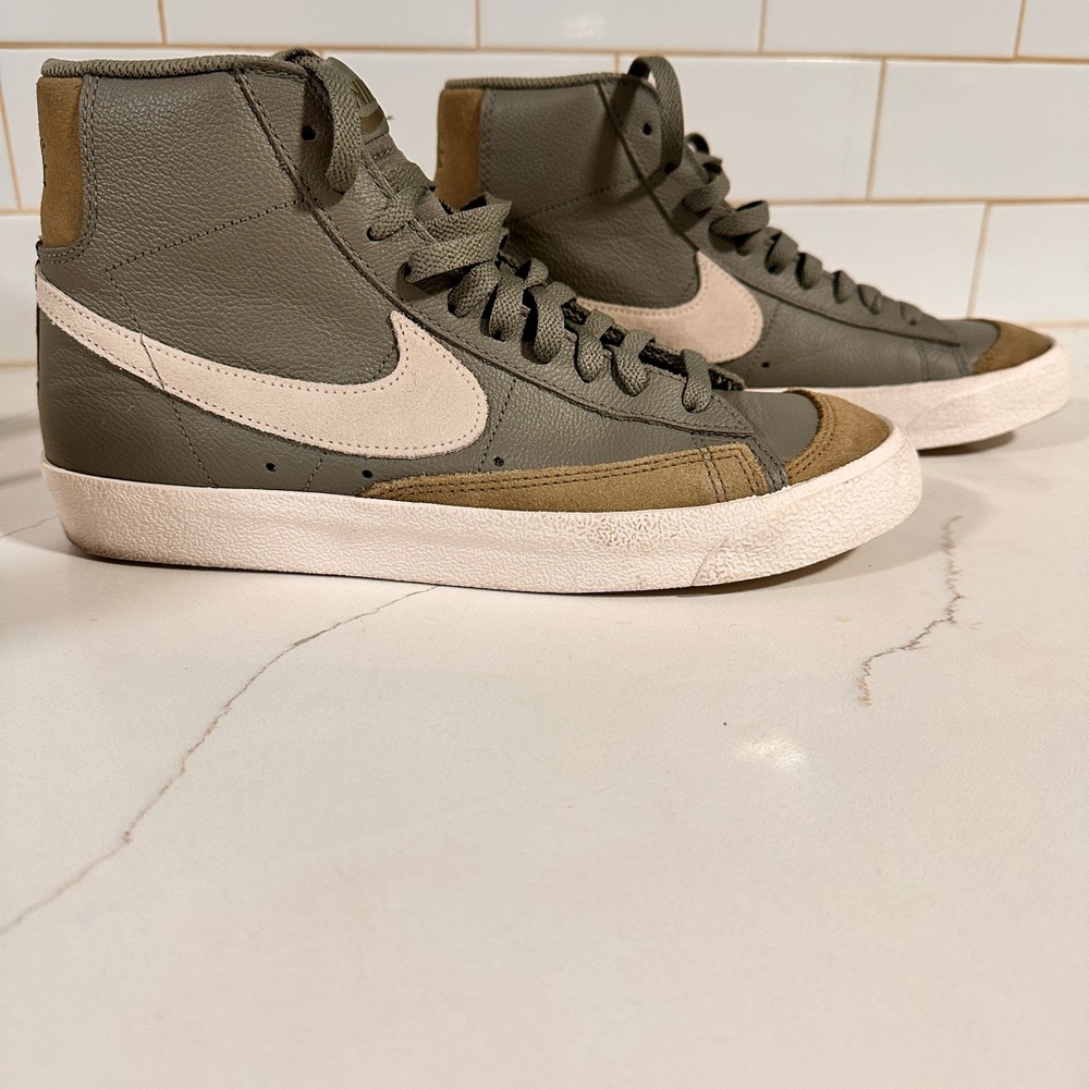 Nike Blazer Mid ‘77 Men's Olive and Tan Sneakers, MINT, Sz 7.5
